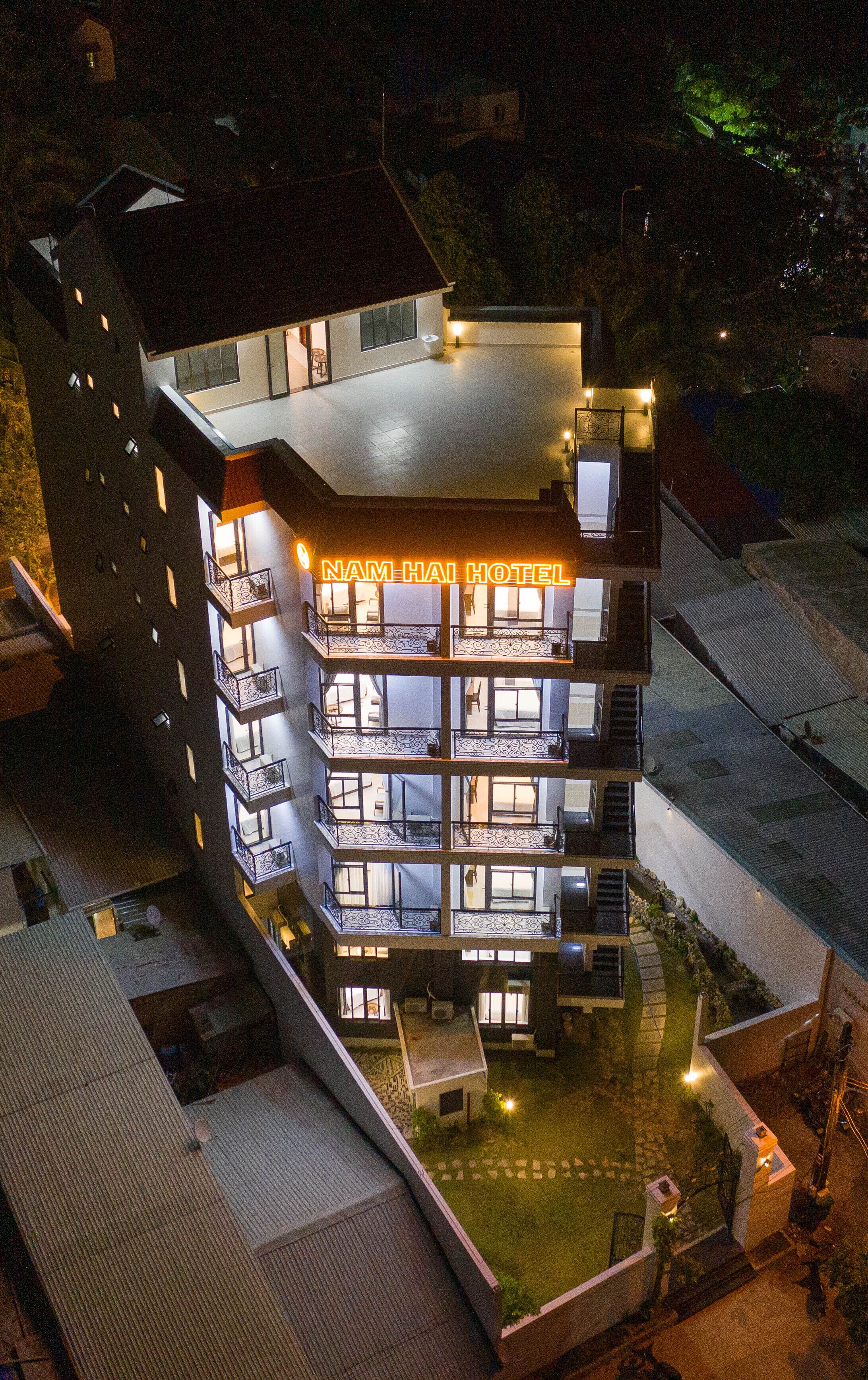 واجهة المنشأة - في المساء/الليل