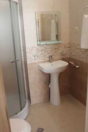 Dusch, hårtork, handdukar och tvål