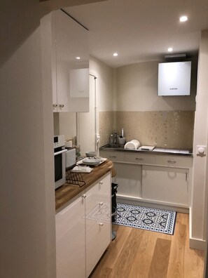 Frigorifero, microonde, forno, piano cottura