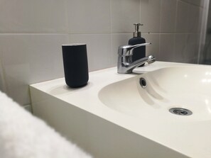 Shower, hair dryer, towels, shampoo