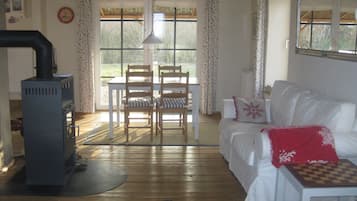 Een televisie, een open haard en boeken