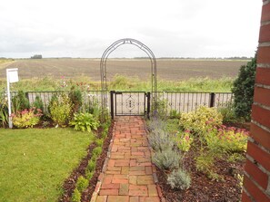 Property grounds - Campen Cottage - relaxed, rustic cottage in shabby chic style near the coast (Krummhörn)