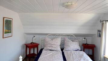 4 habitaciones, escritorio y tabla de planchar con plancha