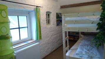 4 Schlafzimmer, Schreibtisch, Bügeleisen/Bügelbrett, Bettwäsche
