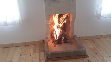 Habitación triple, baño privado | Insonorización, cunas gratuitas, wifi gratis y ropa de cama