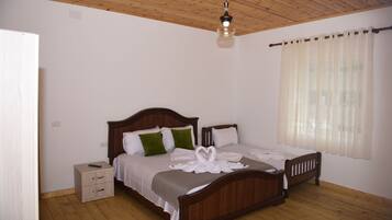 Habitación triple, baño privado | Insonorización, cunas gratuitas, wifi gratis y ropa de cama