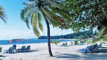 Playa en los alrededores, camastros y toallas de playa