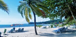 Tæt på stranden, liggestole, badehåndklæder