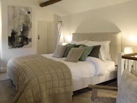 Tabla de planchar con plancha, wifi gratis y ropa de cama 