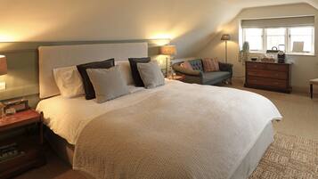 Deluxe Double Room, 1 King Bed | Iron/ironing board, free WiFi, bed sheets