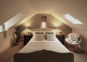 Tabla de planchar con plancha, wifi gratis y ropa de cama 