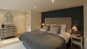 Quarto casal ou duplo luxo, 1 cama King | 1 quarto, ferros/tábuas de passar roupa, Wi-Fi de cortesia