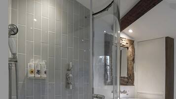 Cottage | Bathroom | Free toiletries, hair dryer, bathrobes, towels