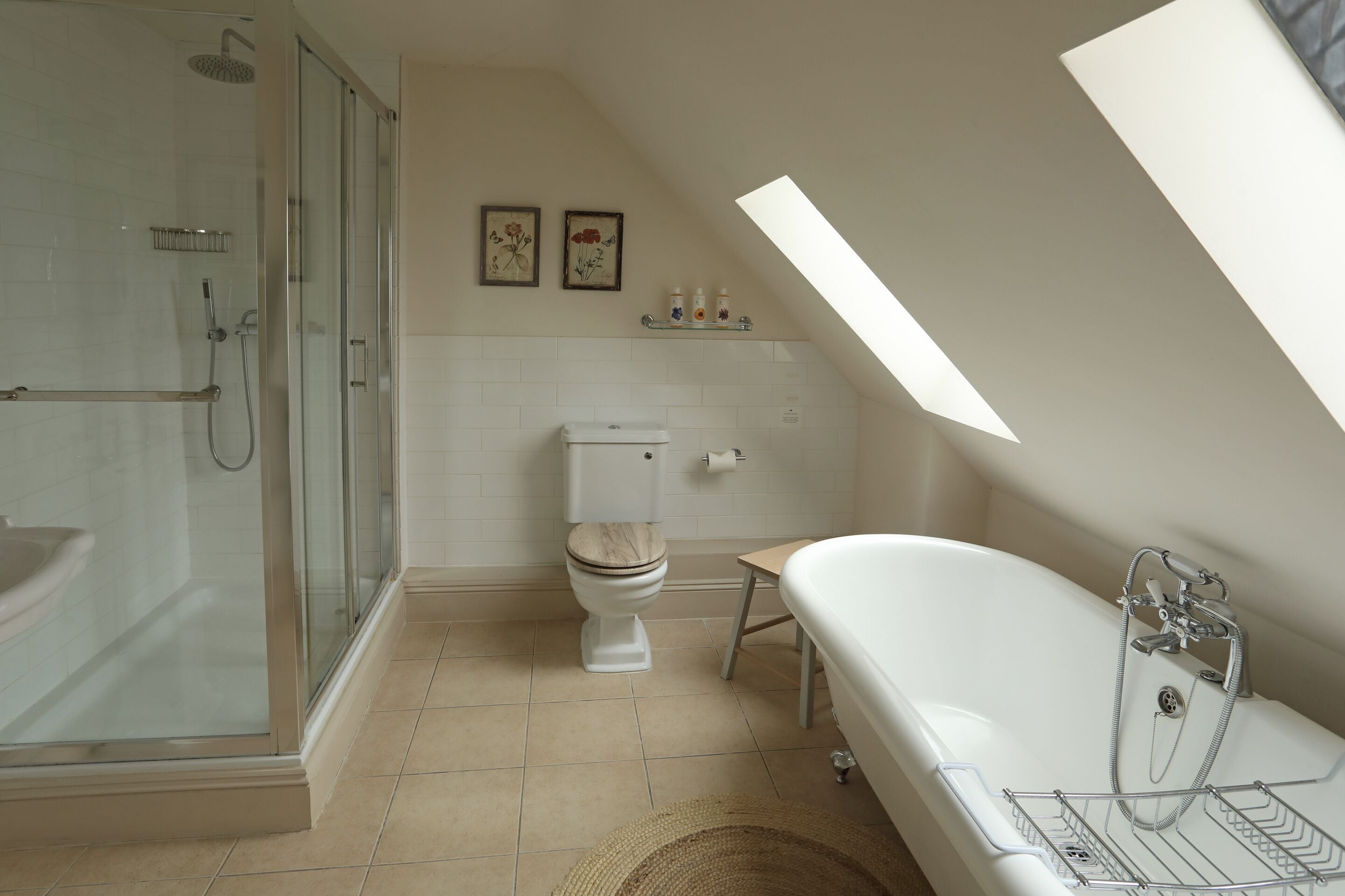 Quarto casal luxo, 1 cama King | Banheiro | Produtos de toalete grátis, secador de cabelo, roupões de banho 