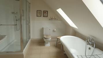 Quarto casal luxo, 1 cama King | Banheiro | Produtos de toalete grátis, secador de cabelo, roupões de banho