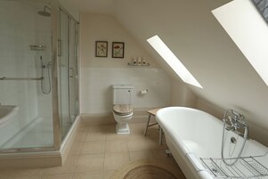 Artículos de tocador gratuitos, secador de pelo, batas, toallas