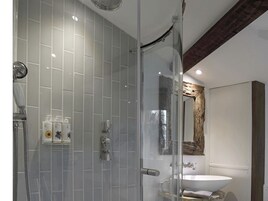 Artículos de tocador gratuitos, secador de pelo, batas, toallas