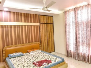 3 chambres, coffres-forts dans les chambres, draps fournis