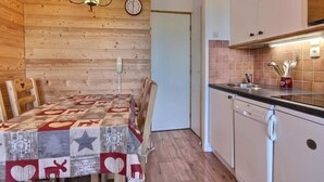 Kjøleskap og oppvaskmaskin