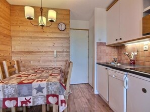 Fridge, dishwasher