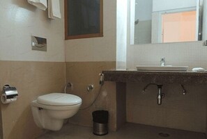 Shower, free toiletries, slippers, towels - Hotel Rockwood (Paonta Sahib)