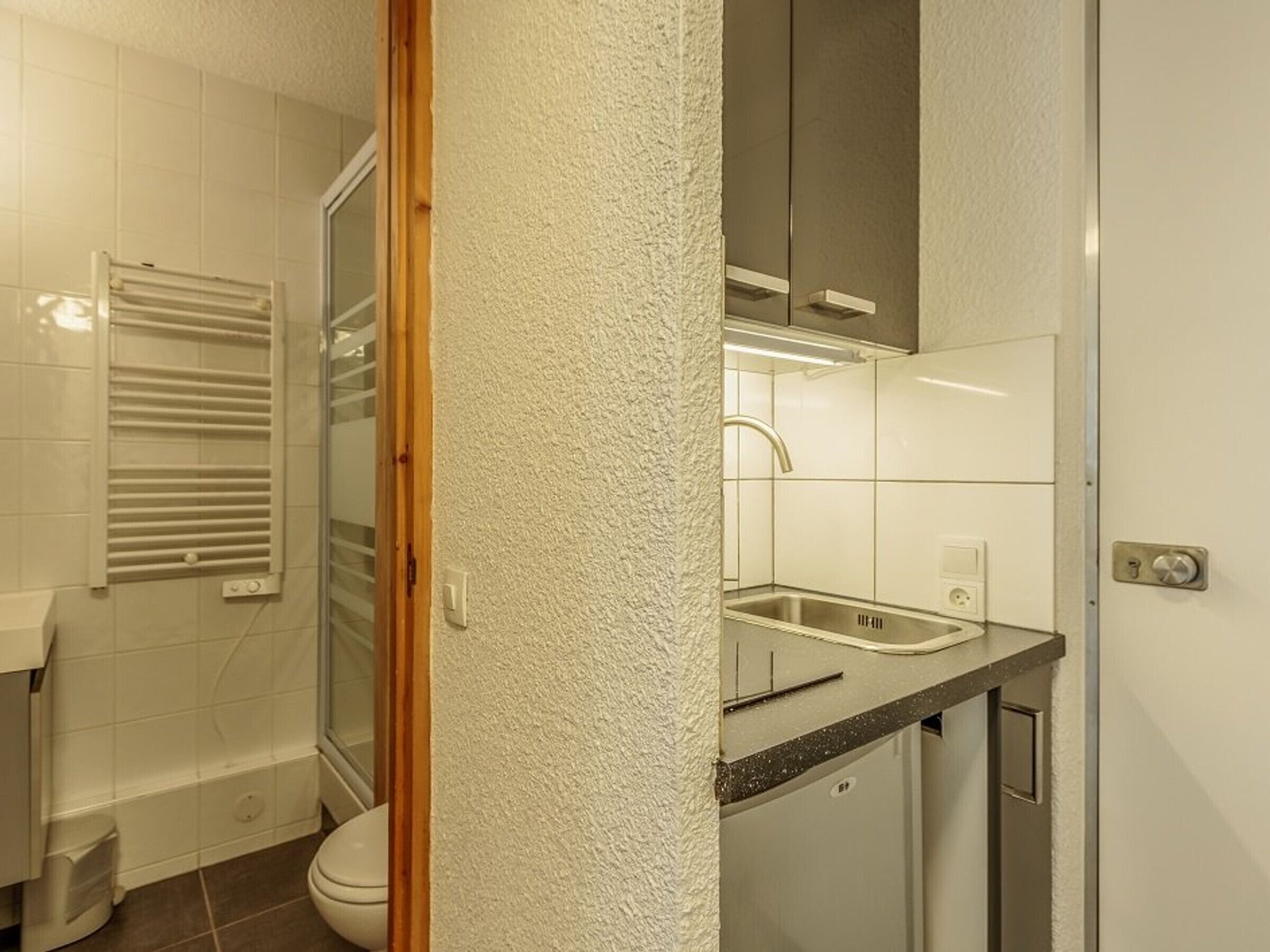 Ein Badezimmer mit Dusche, Toilette und Waschbecken.