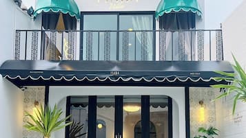 Vila, piscina particular | Área de estar | TV de tela plana 32 polegadas com canais via satélite, TV