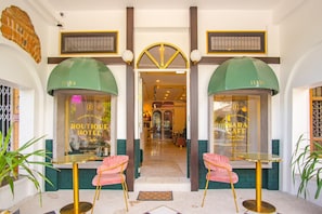 Lobby sitting area - Isara Boutique Hotel and Cafe (Phuket)