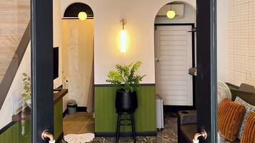 Villa, alberca privada | Área de sala de estar | Televisión de pantalla plana de 32 pulgadas con canales vía satélite