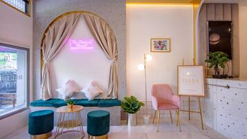 Área de estar no saguão