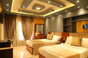 Habitación superior con 1 cama doble o 2 individuales | Caja fuerte, escritorio, espacio para trabajar con un portátil
