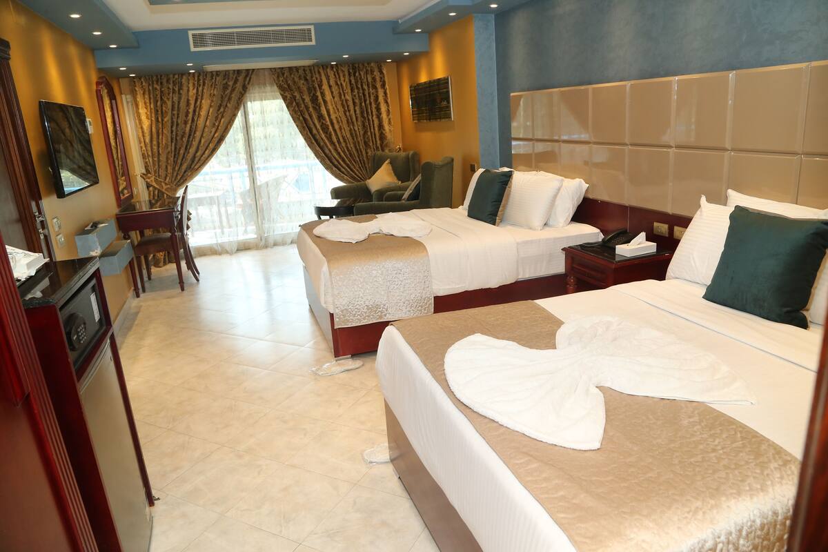Superior Double or Twin Room | In-room safe, desk, laptop workspace, blackout drapes