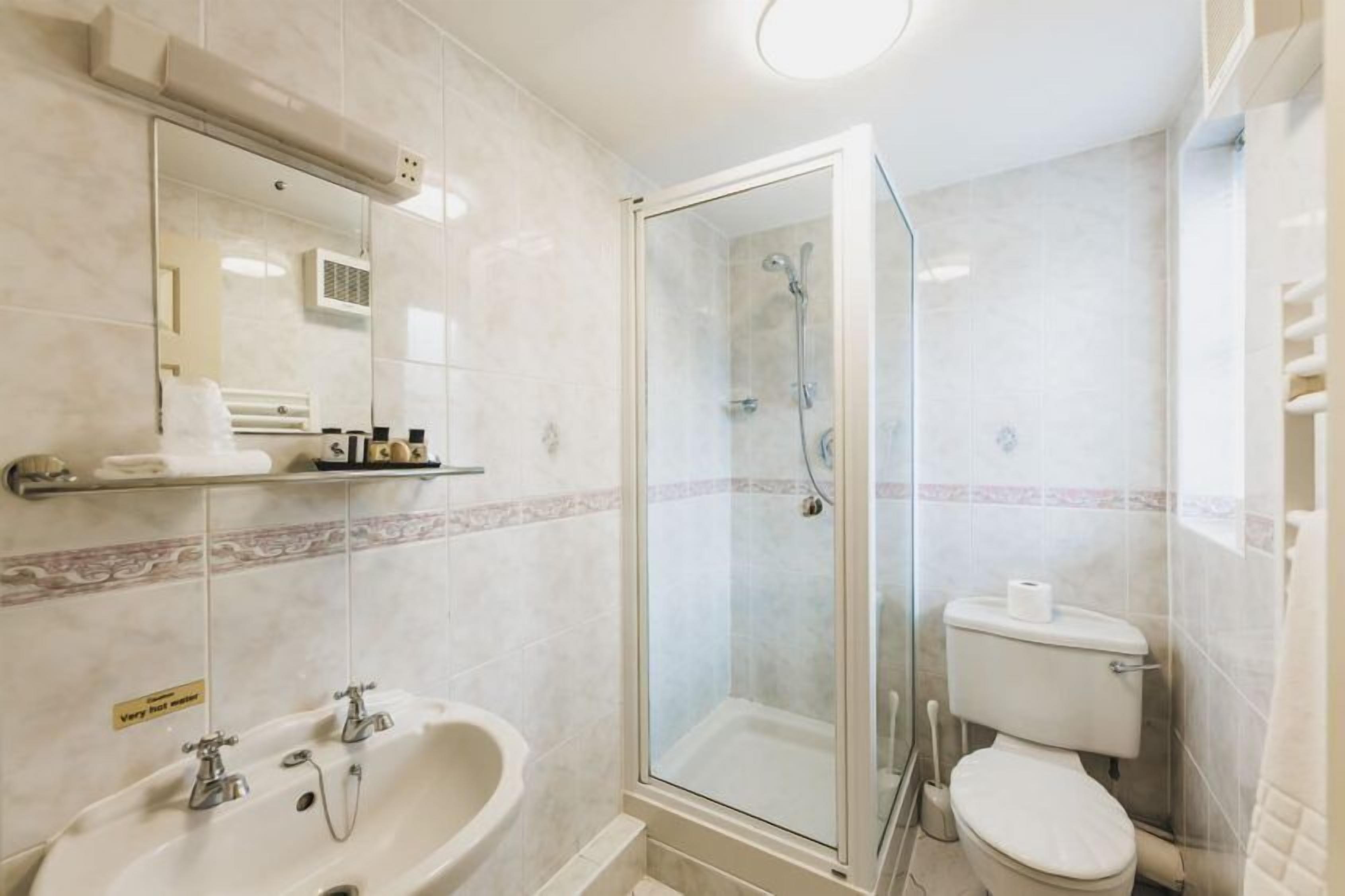 deluxe double room | bathroom | free toiletries, towels