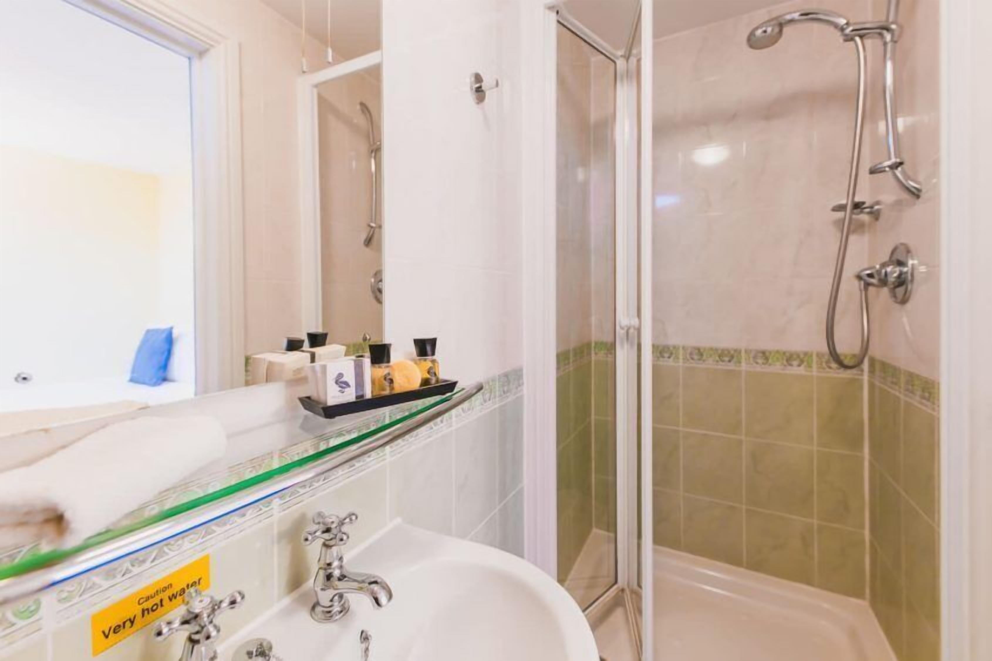 classic single room | bathroom | free toiletries, towels