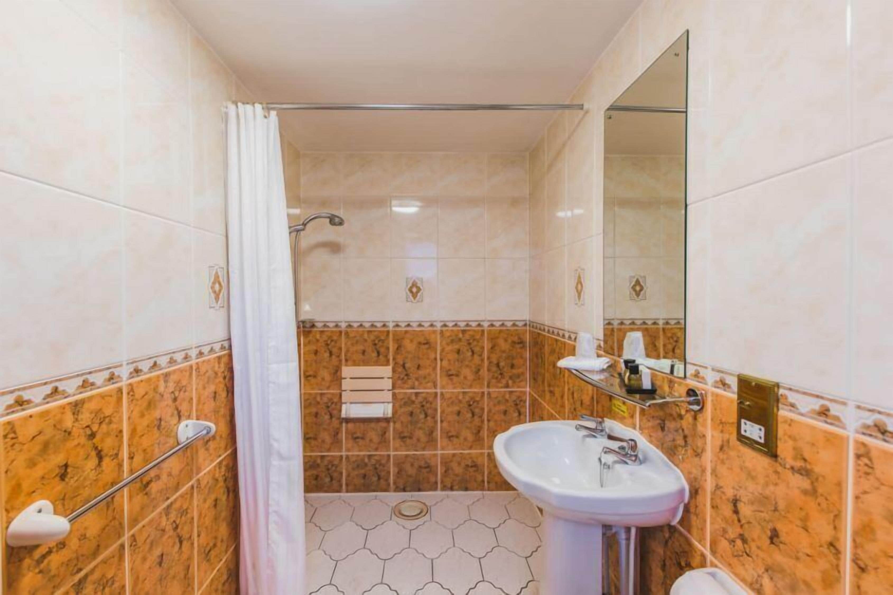 classic double room | bathroom | free toiletries, towels