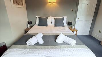 Chambre Double Classique | Ameublement personnalisé, fer et planche à repasser, Wi-Fi gratuit
