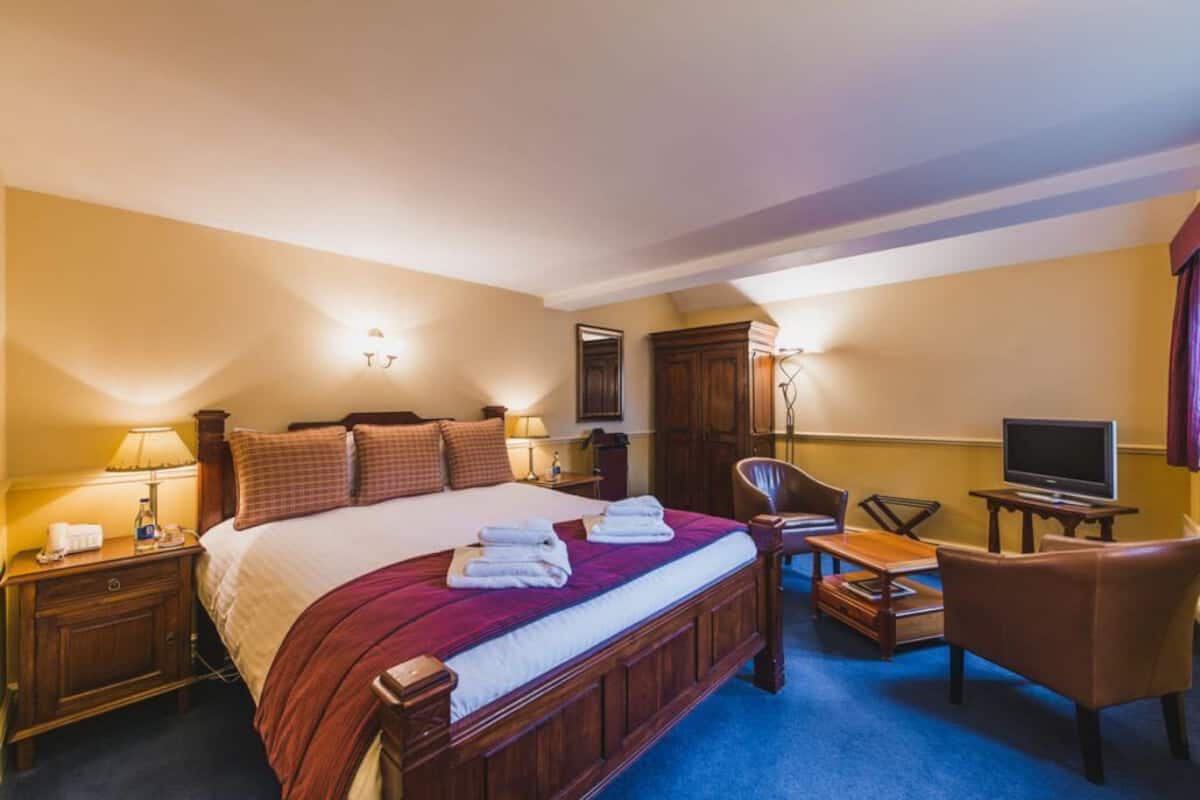 executive room | 1 bedroom, individually furnished, iron/ironing board, free wifi