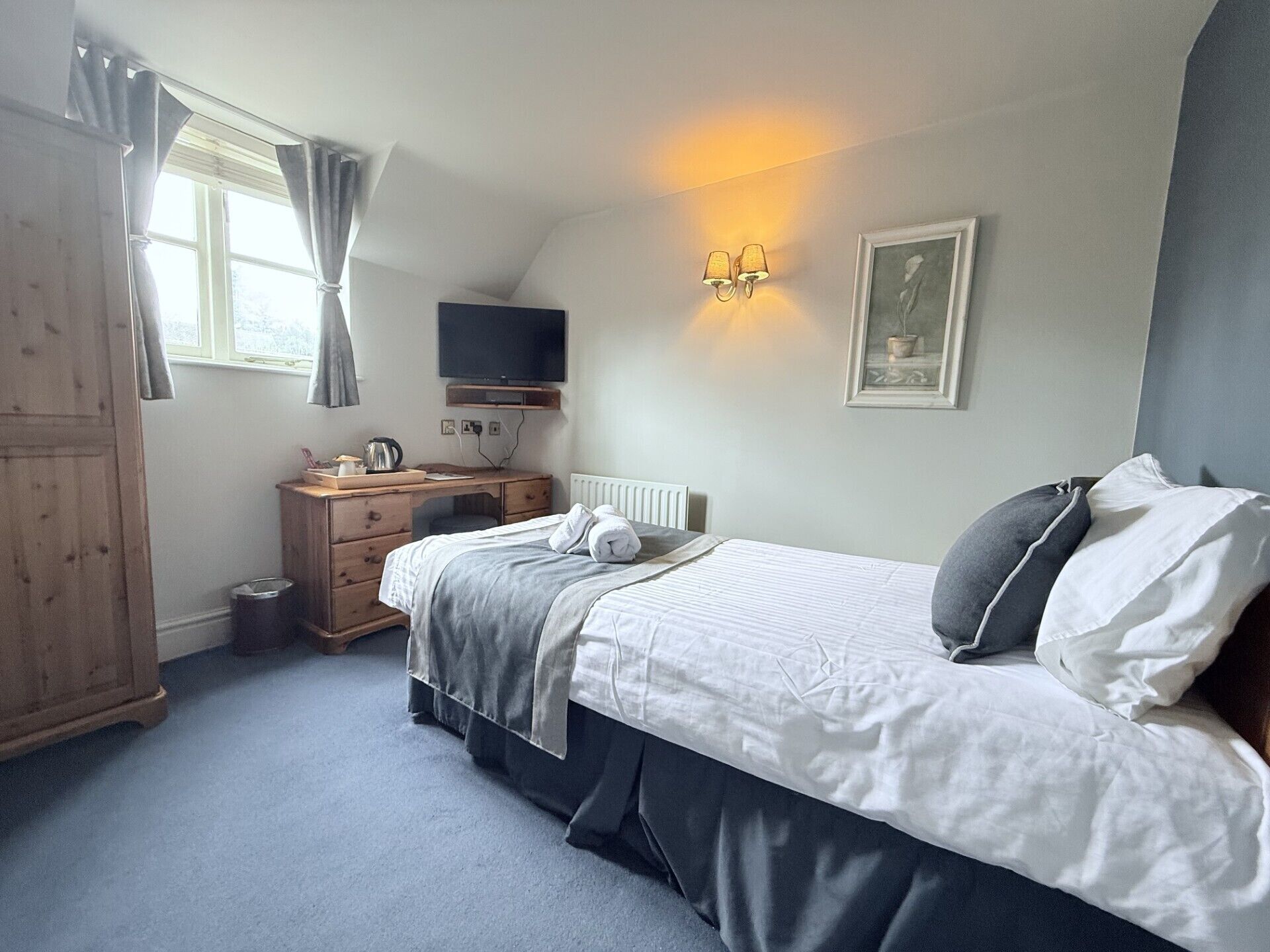 Phòng đơn phong cách cổ điển | Trang bị nội thất với thiết kế riêng biệt, bàn ủi/dụng cụ ủi quần áo 