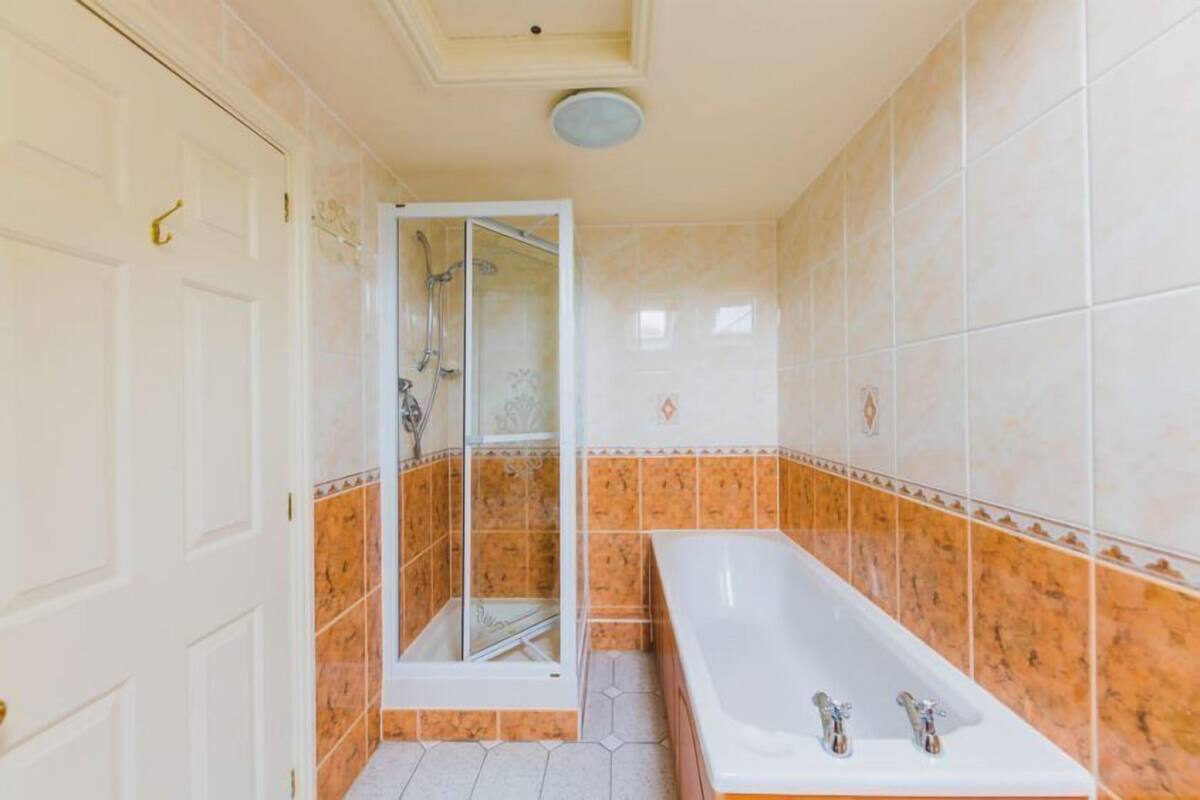 classic single room | bathroom | free toiletries, towels