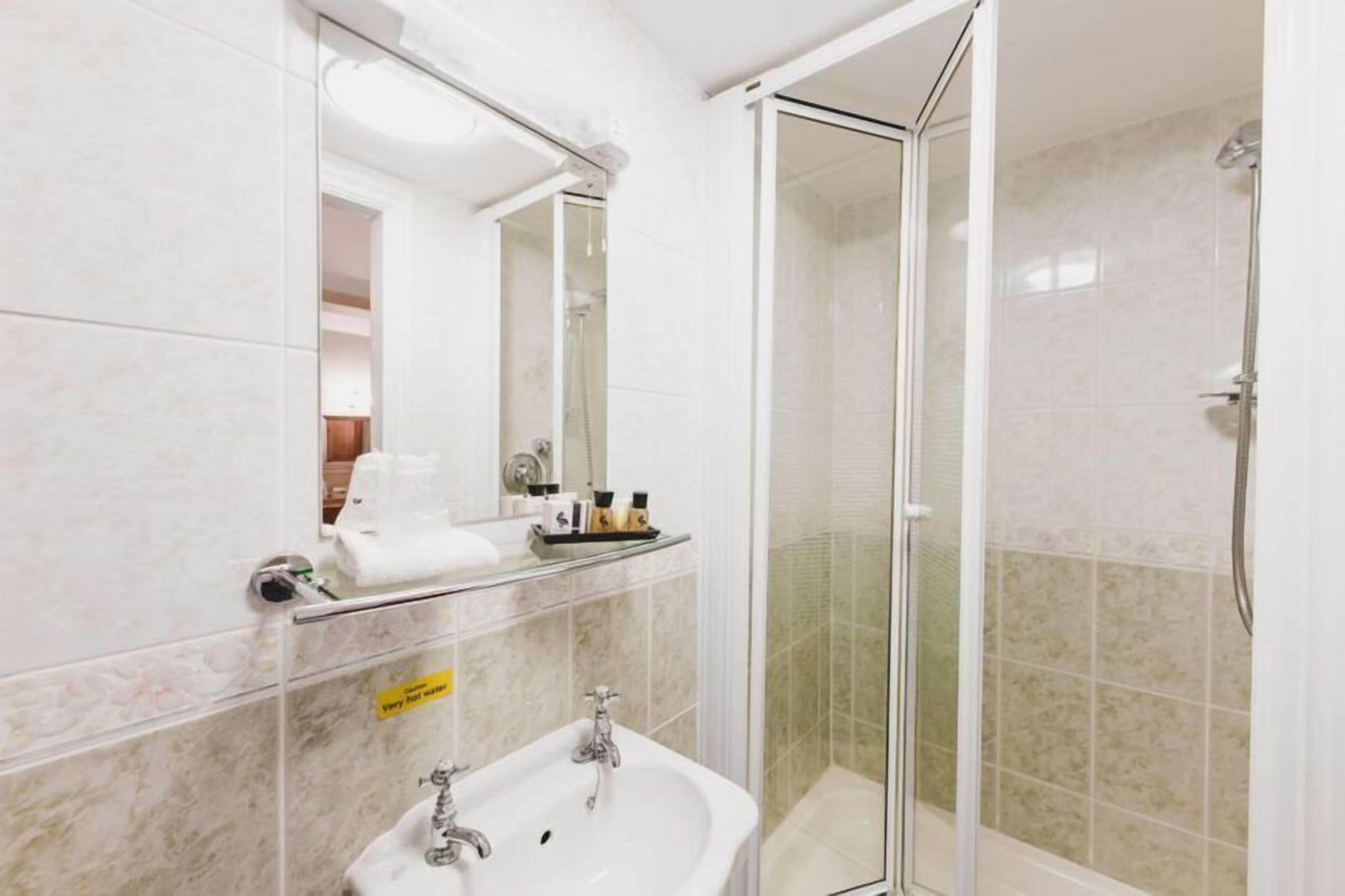 classic double room | bathroom | free toiletries, towels