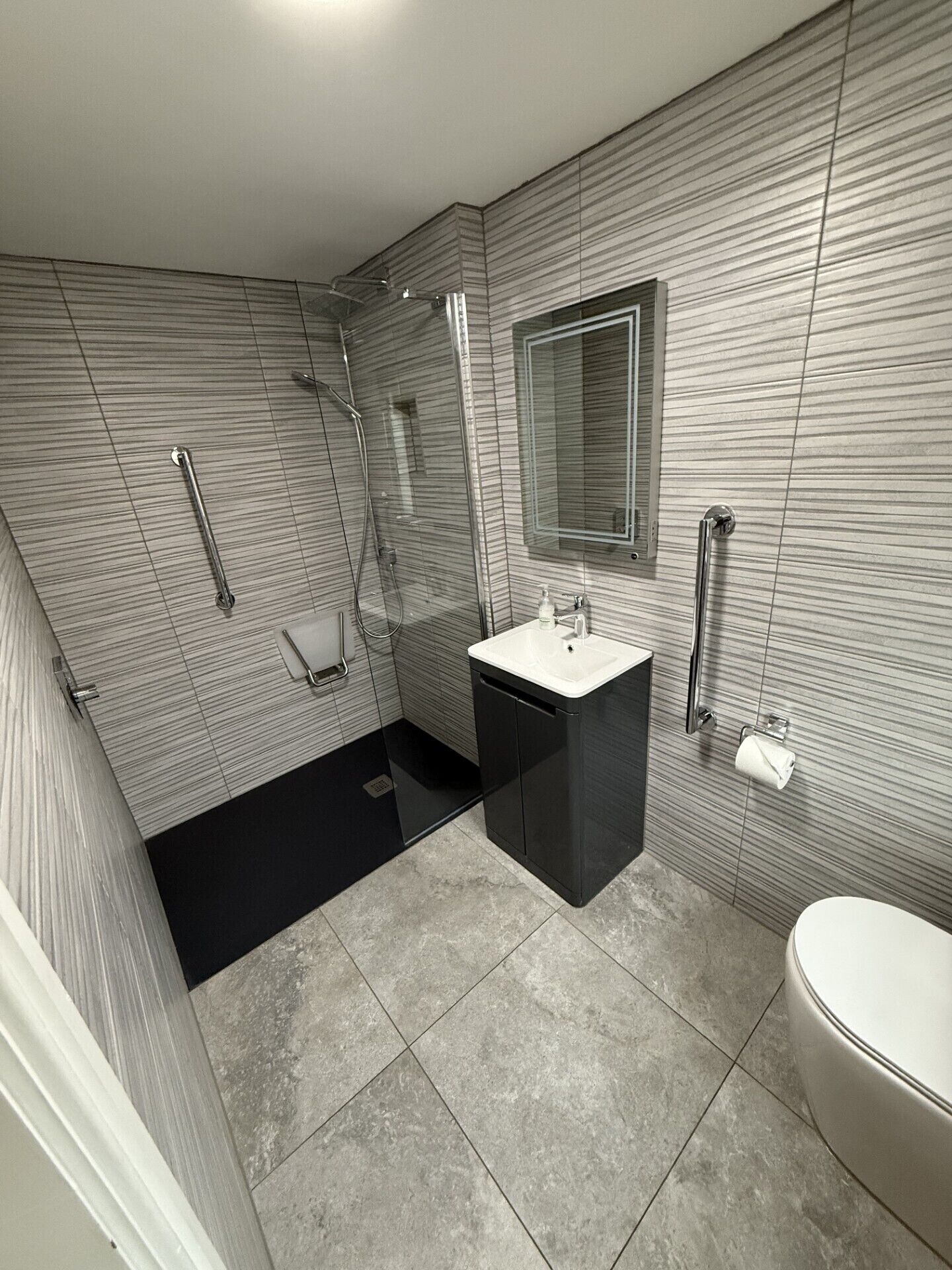 Classic Double Room | Bathroom | Free toiletries, towels