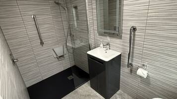 Classic Double Room | Bathroom | Free toiletries, towels