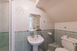 Classic-Einzelzimmer | Badezimmer | Kostenlose Toilettenartikel, Handtücher
