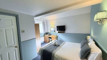 Classic Double Room | Individually furnished, iron/ironing board, free WiFi, bed sheets