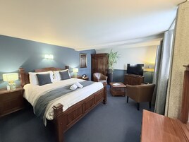 Tabla de planchar con plancha, wifi gratis y muebles diferentes 