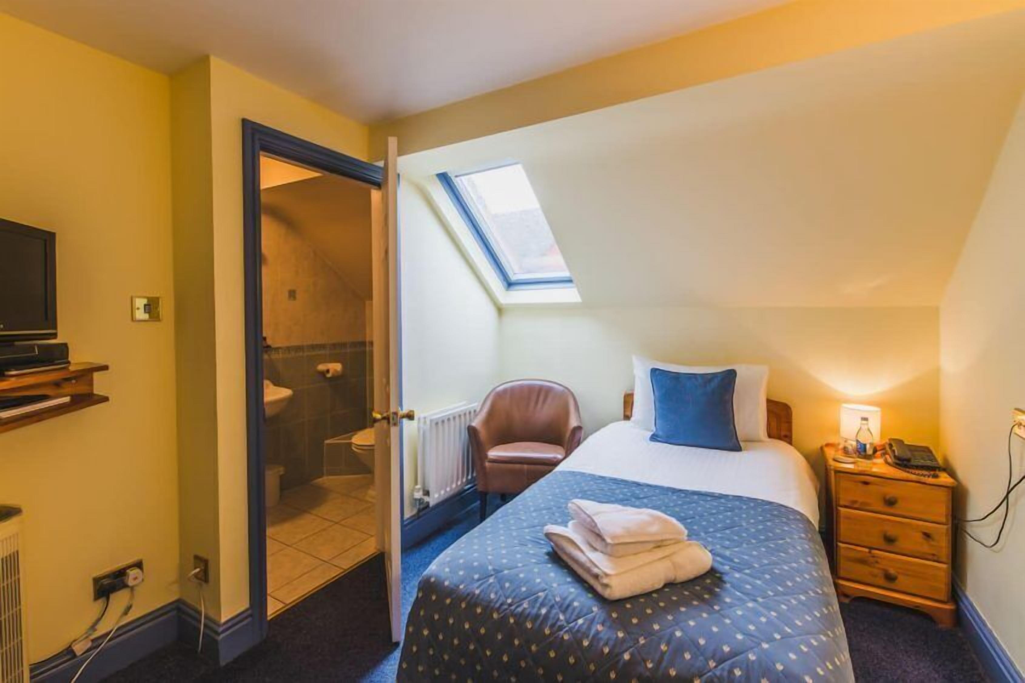 classic single room | 1 bedroom, individually furnished, iron/ironing board, free wifi