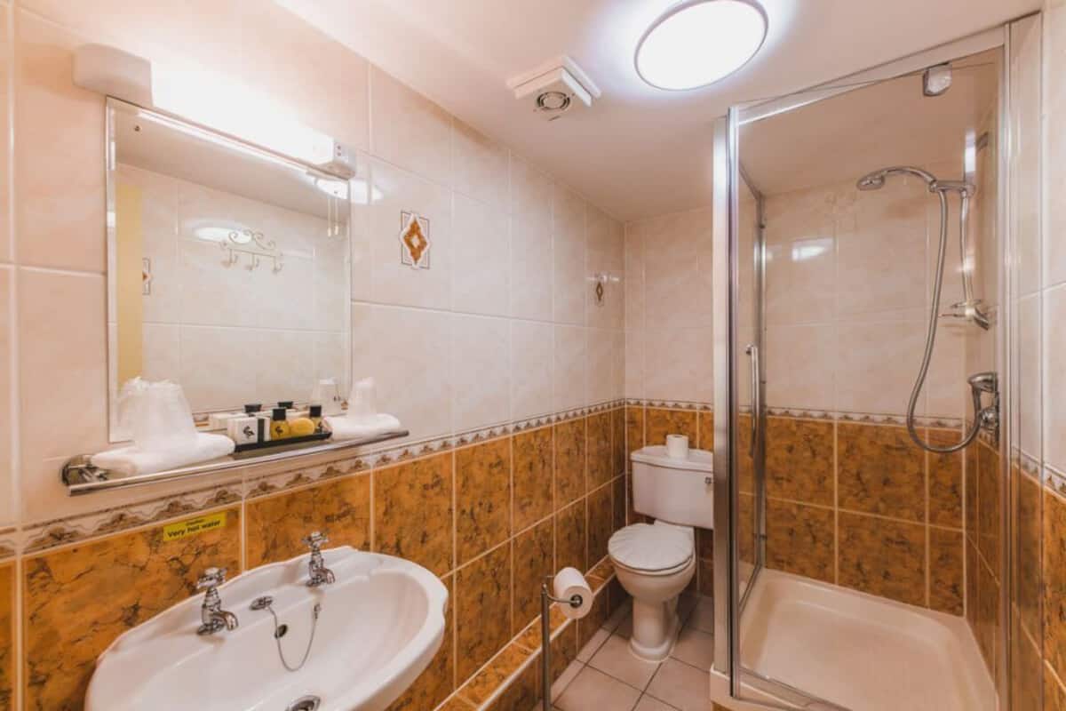 executive room | bathroom | free toiletries, towels