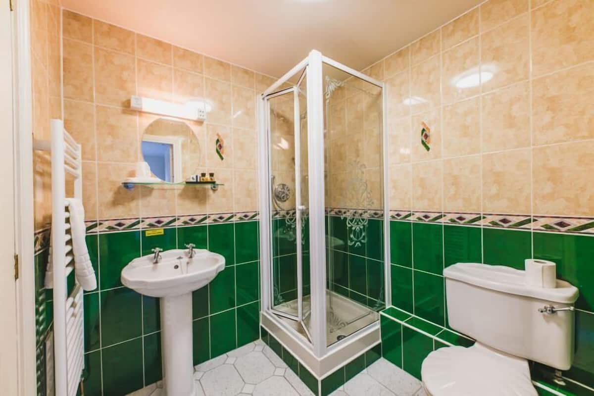 classic single room | bathroom | free toiletries, towels