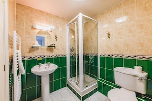 Quarto solteiro clássico | Banheiro | Produtos de toalete grátis, toalhas de banho