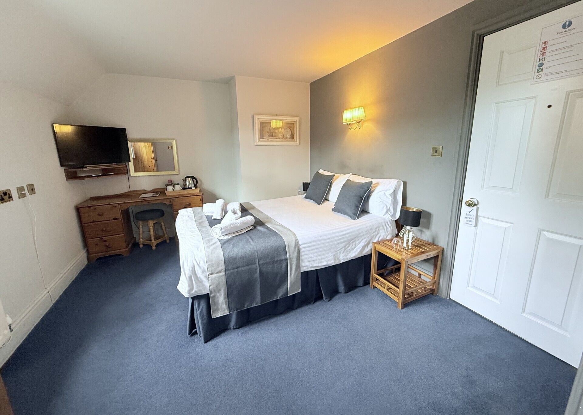 Phòng đôi phong cách cổ điển | Trang bị nội thất với thiết kế riêng biệt, bàn ủi/dụng cụ ủi quần áo 